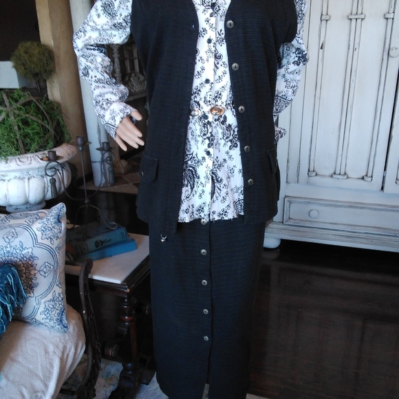 Knit vest & skirt - Picture 1 of 7